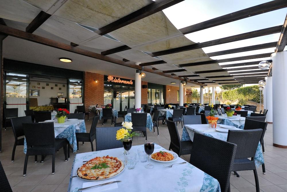 Villaggio Turistico La Cecinella 3*
