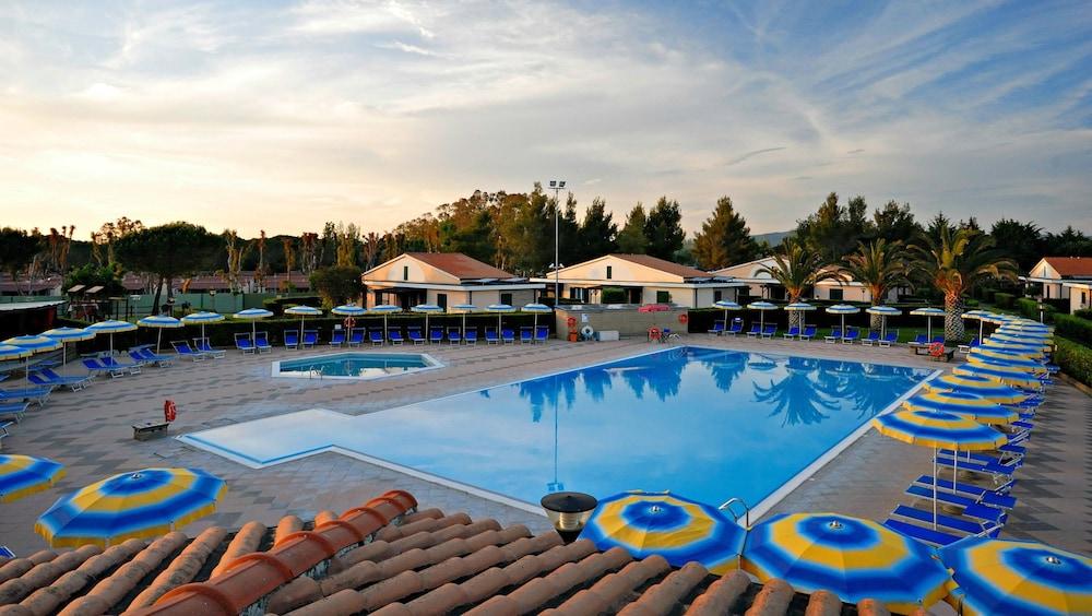 Villaggio Turistico La Cecinella 3*